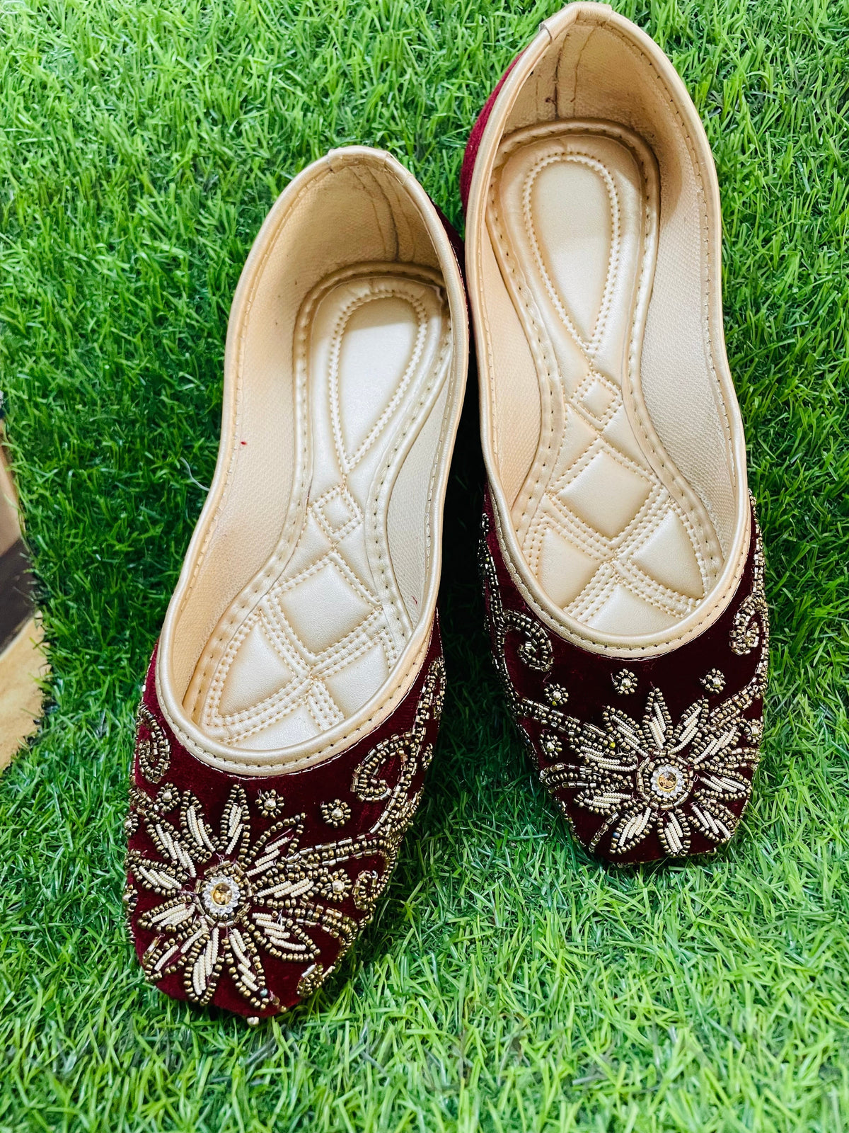KAVE Royal Ruby Jutti – Maroon & Gold