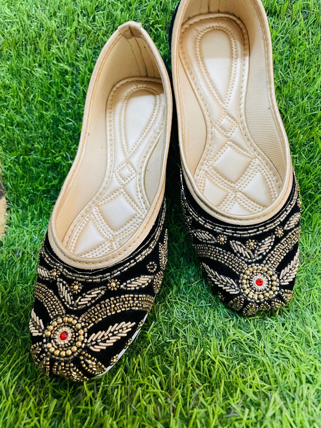 KAVE Noir Empress Jutti – Black, Gold & Ruby