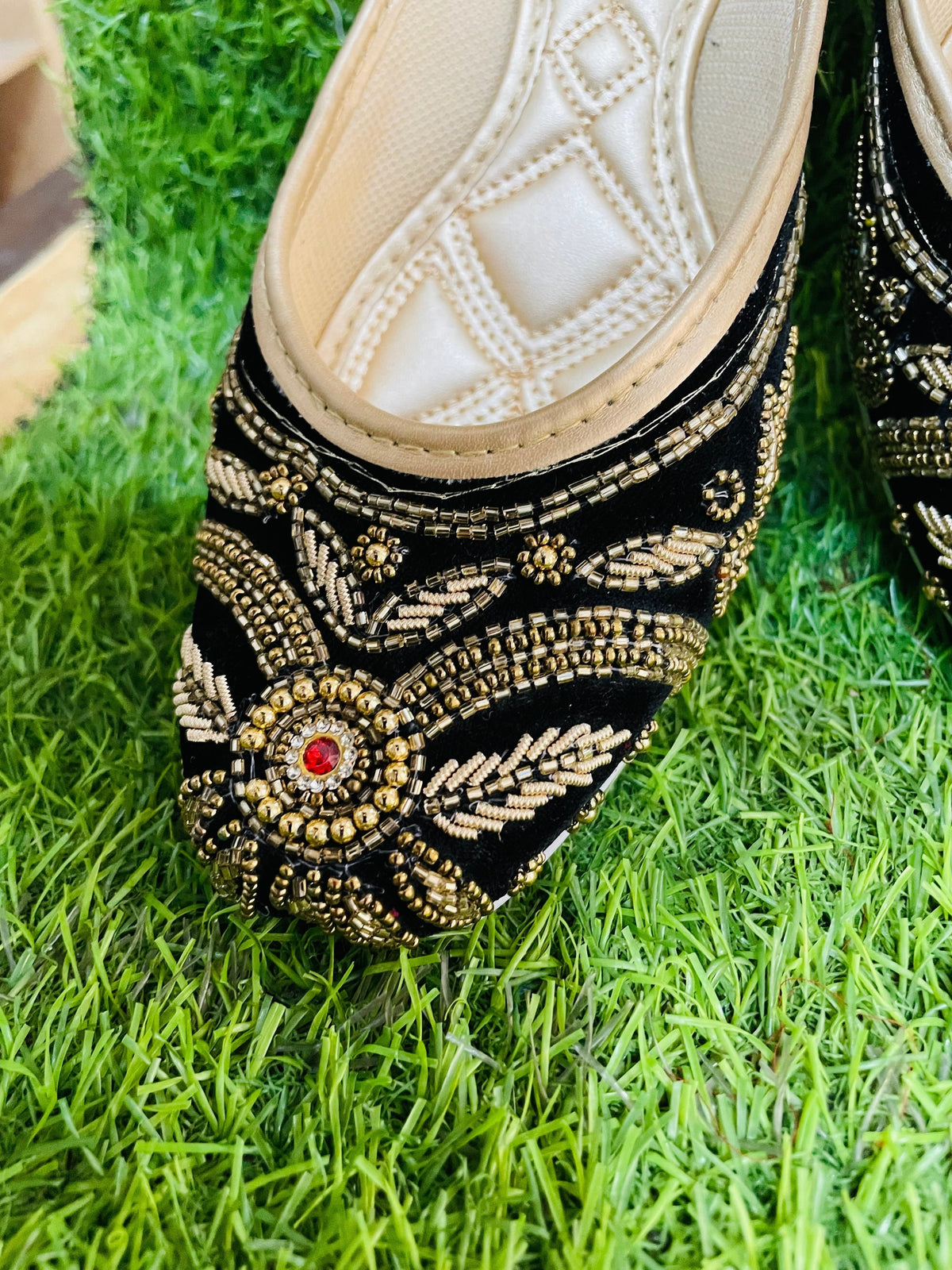 KAVE Noir Empress Jutti – Black, Gold & Ruby