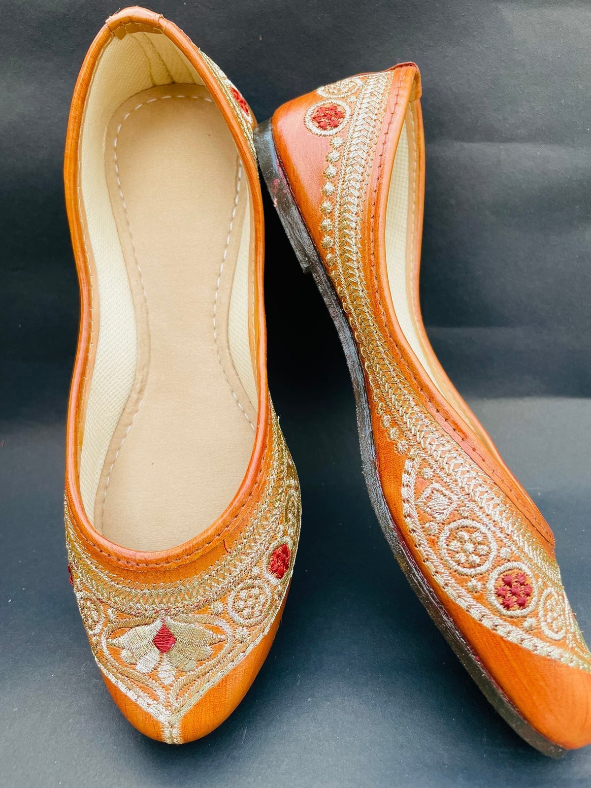 Zariya Glow Jutti – Amber Gold Delight